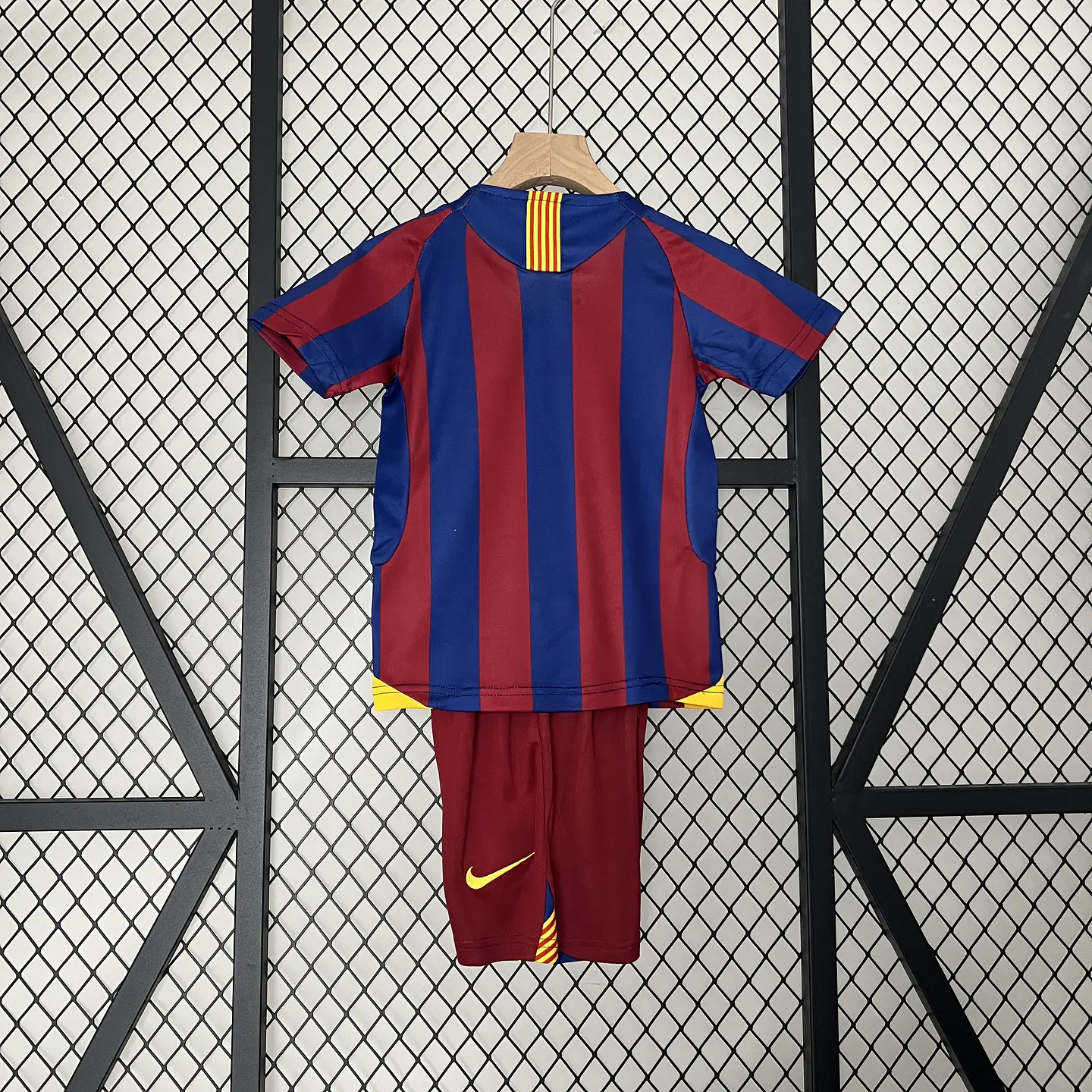 Barcelona Home 05/06 Kit Criança 2