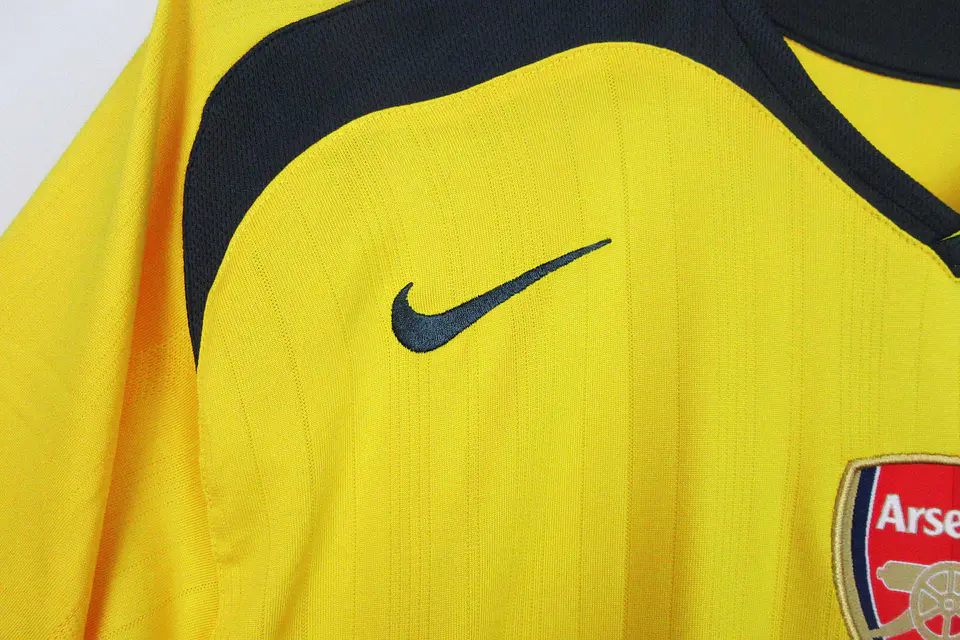 Arsenal Away 05/06 5