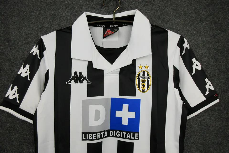 Juventus Home 99/00 4