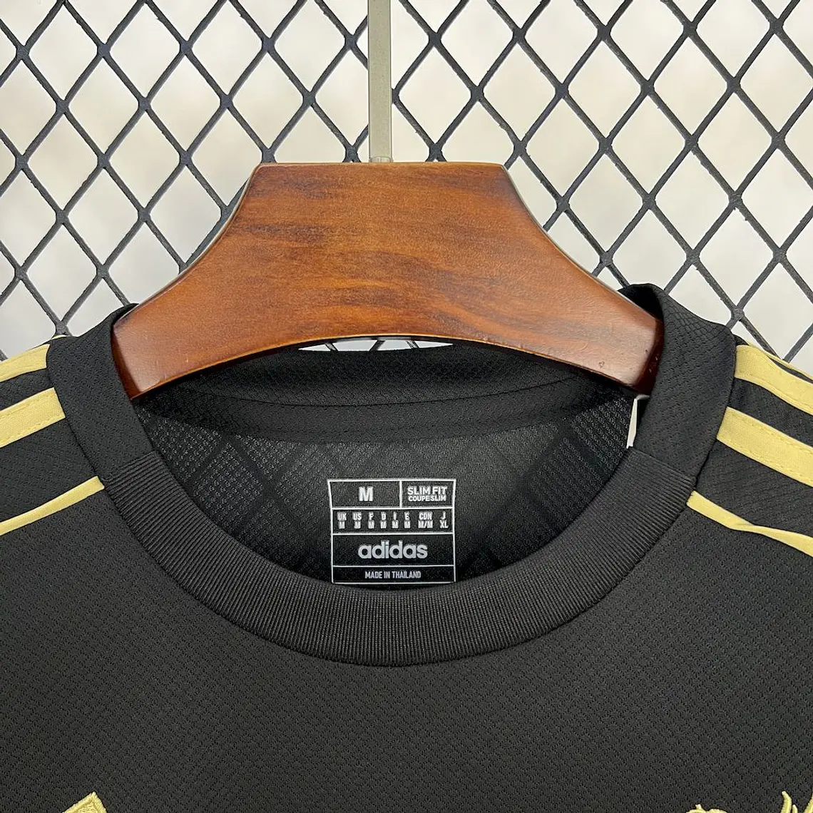 Liverpool Especial Black Gold 25/26 8