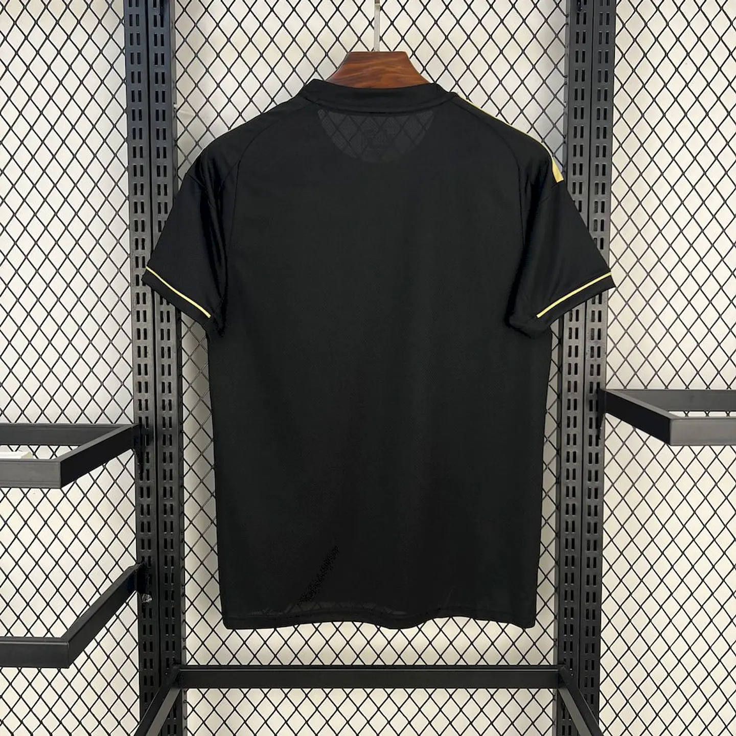 Liverpool Especial Black Gold 25/26 3