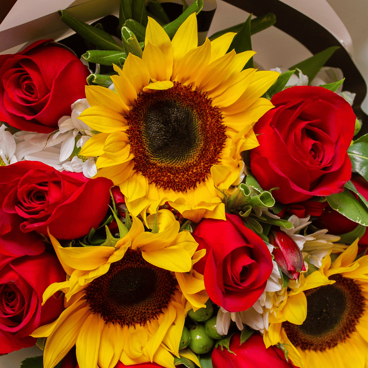 Bouquet De Rosas Rojas Y Mini Girasoles 4