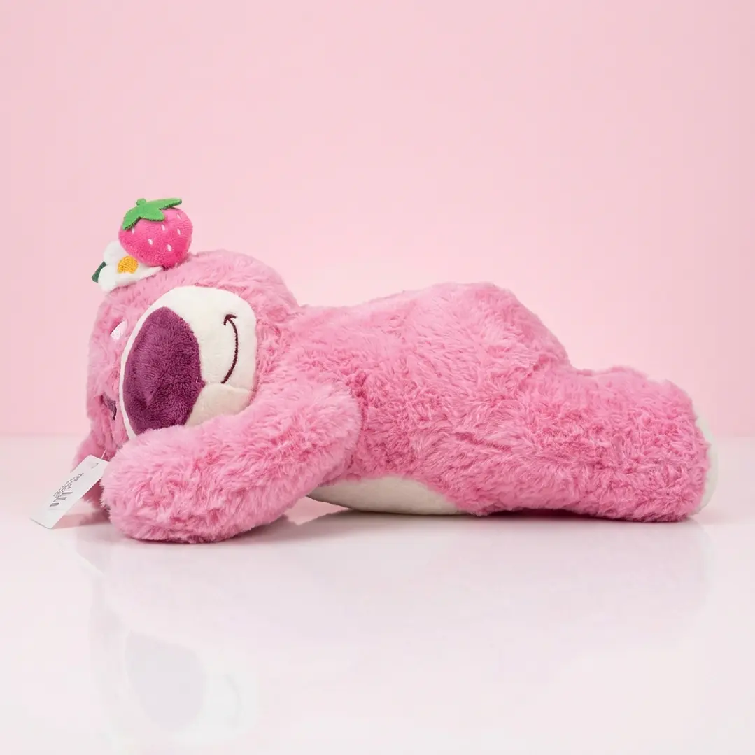 🧸🍓 Oso Lotso de Peluche Acostado – Dulzura y Ternura Rosa 1