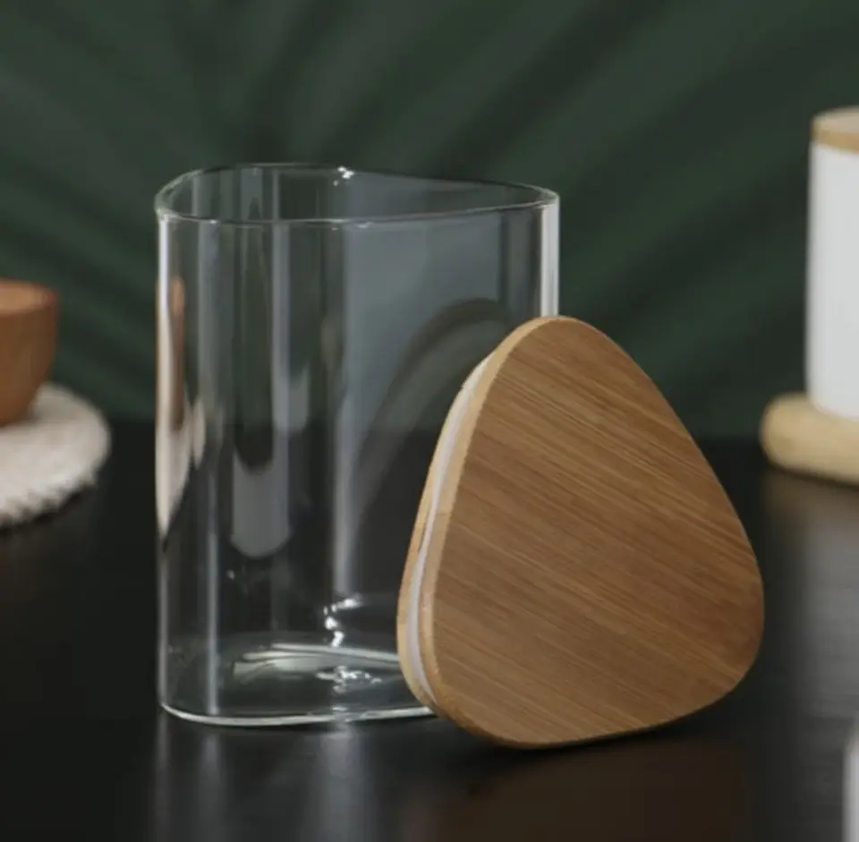 Frasco de Vidrio Triangular con Tapa de Bambú Pequeño 2