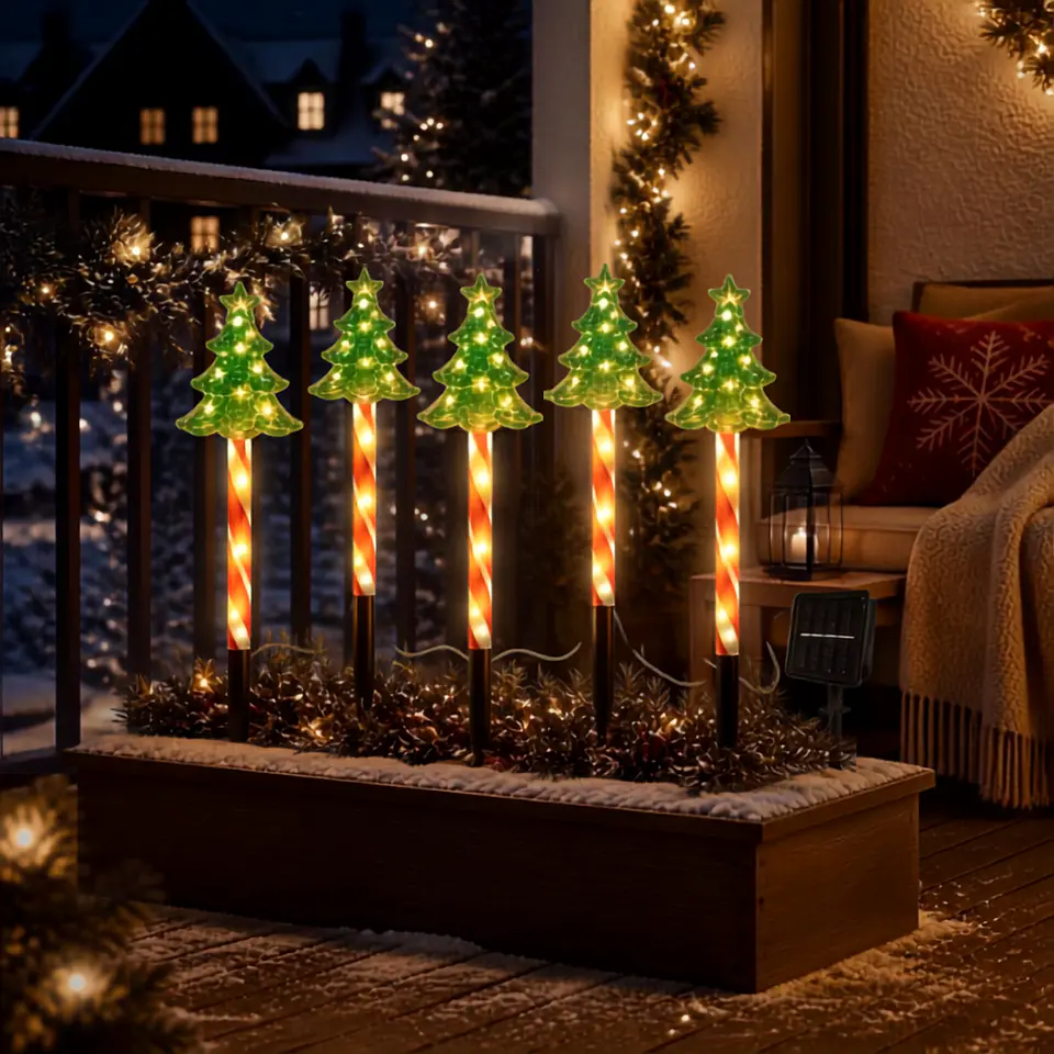 Estacas Solares Navideñas Luz Cálida – Set de 5 (Diseños Pino y Gnomo) 1