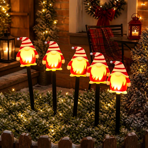 Estacas Solares Navideñas Luz Cálida – Set de 5 (Diseños Pino y Gnomo)