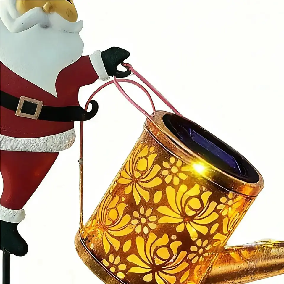 Regadera Viejito Pascuero: Luz Solar LED para tu Jardín Navideño 4