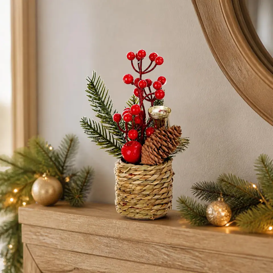 Arreglo Navideño de Mesa 21 cm en Macetero Tejido con Bayas y Piña 1