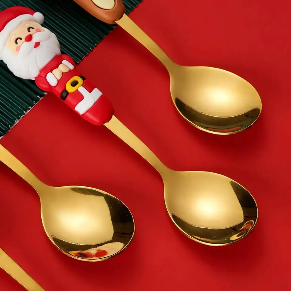 Set Navideño Cuchara y Tenedor Dorados con Caja de Regalo – Acero Inoxidable 5