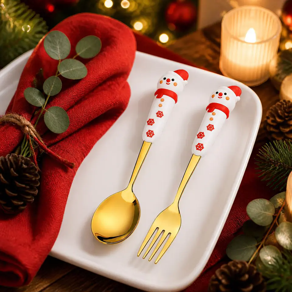 Set Navideño Cuchara y Tenedor Dorados con Caja de Regalo – Acero Inoxidable 3