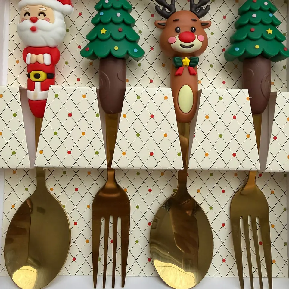 Set Navideño 2 Cucharas y 2 Tenedores Dorados con Caja de Regalo 2
