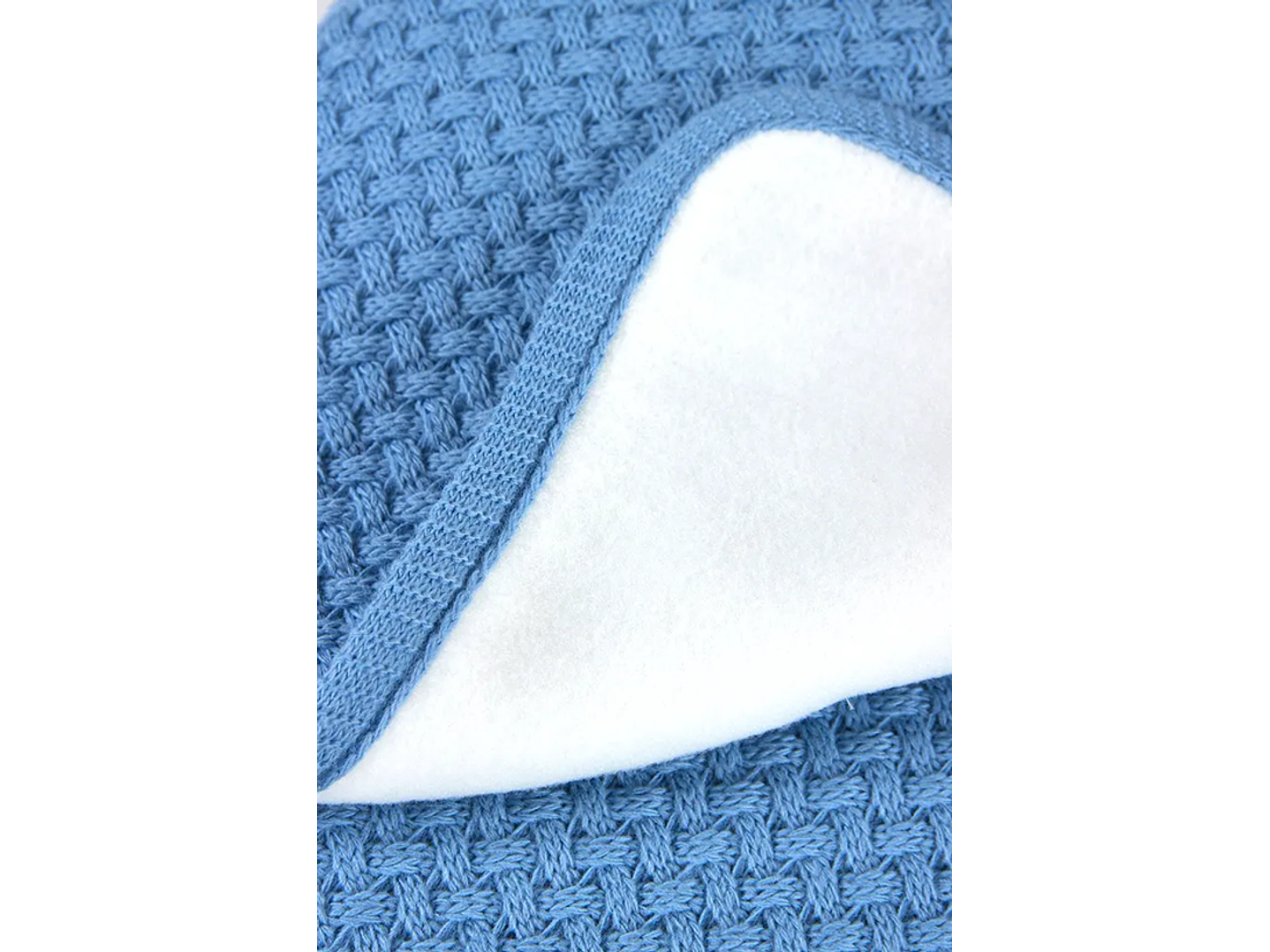 Manta para bebé malha forrada com pompom 3