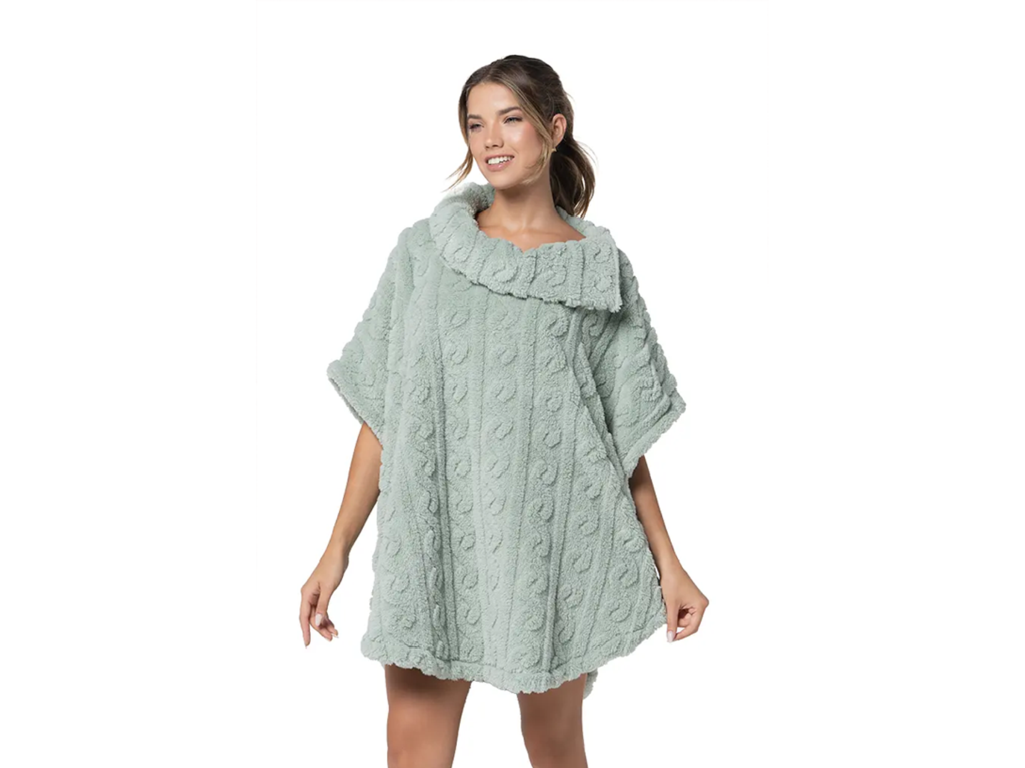 Poncho de senhora com trabalhado em tranças 1