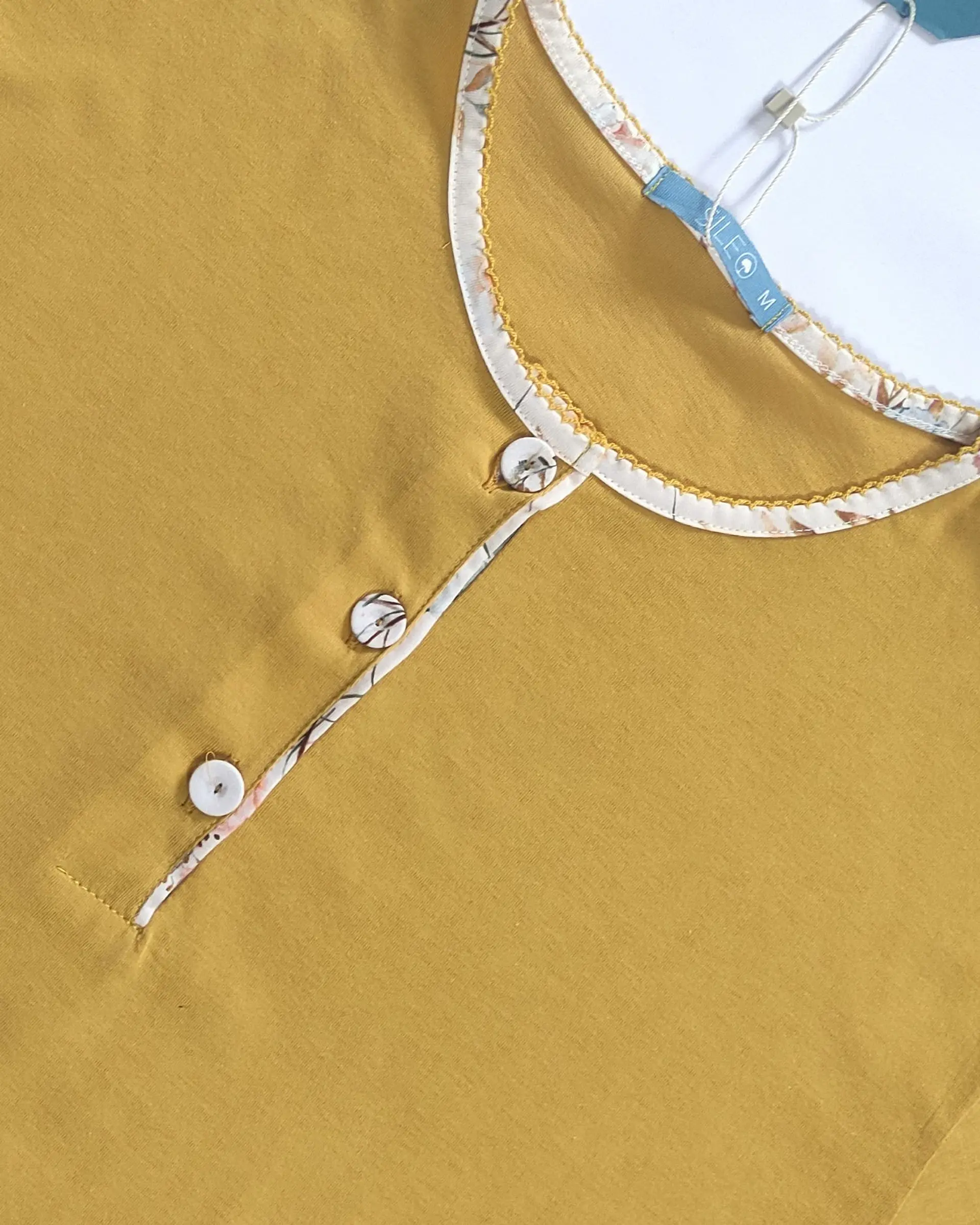 Pijama de Mulher 100% Algodão com Calção Corsário – Amarelo Torrado e Estampado Floral 3