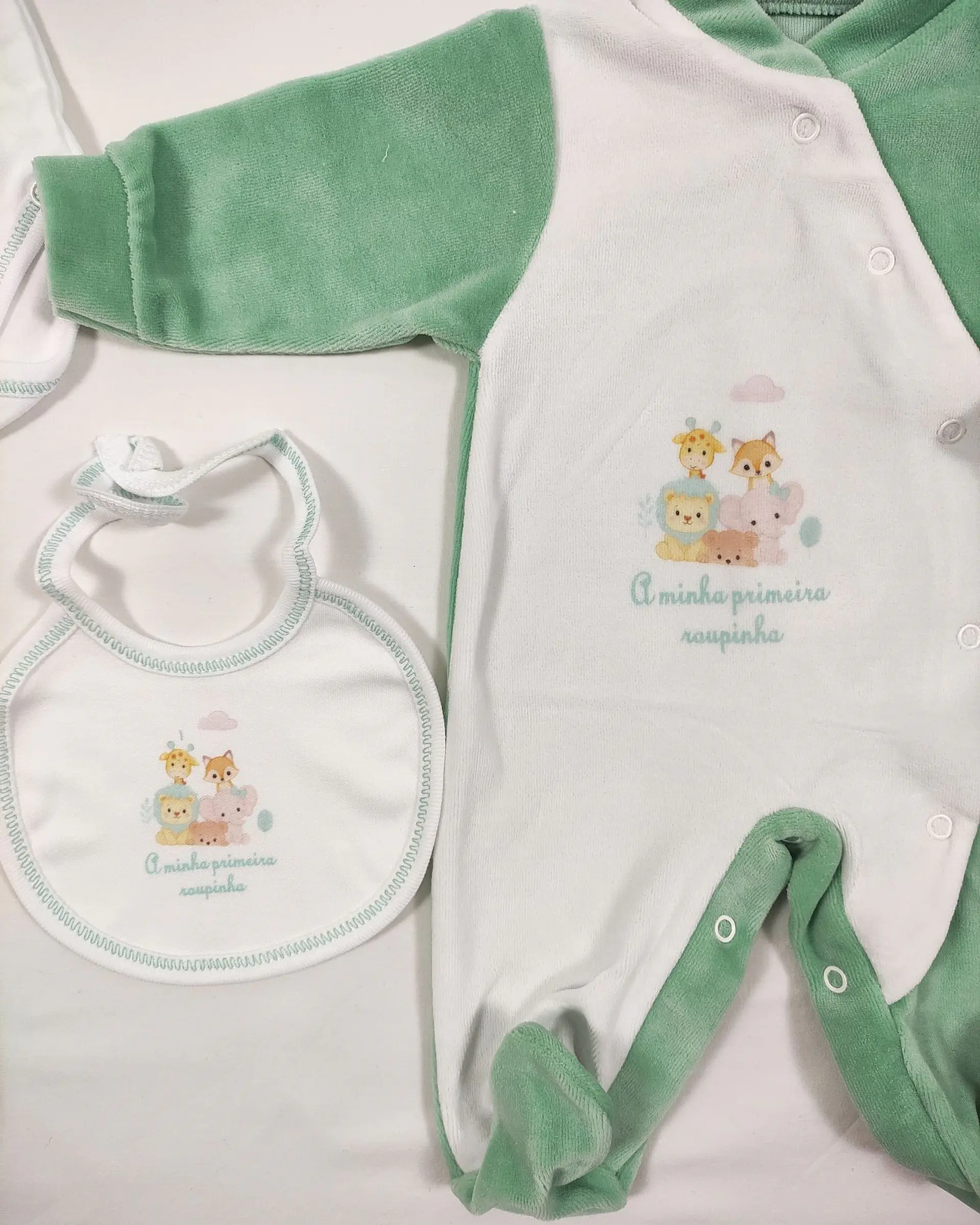 Conjunto 1.ª Roupinha para Bebé em Veludo Estampado com Animais 3