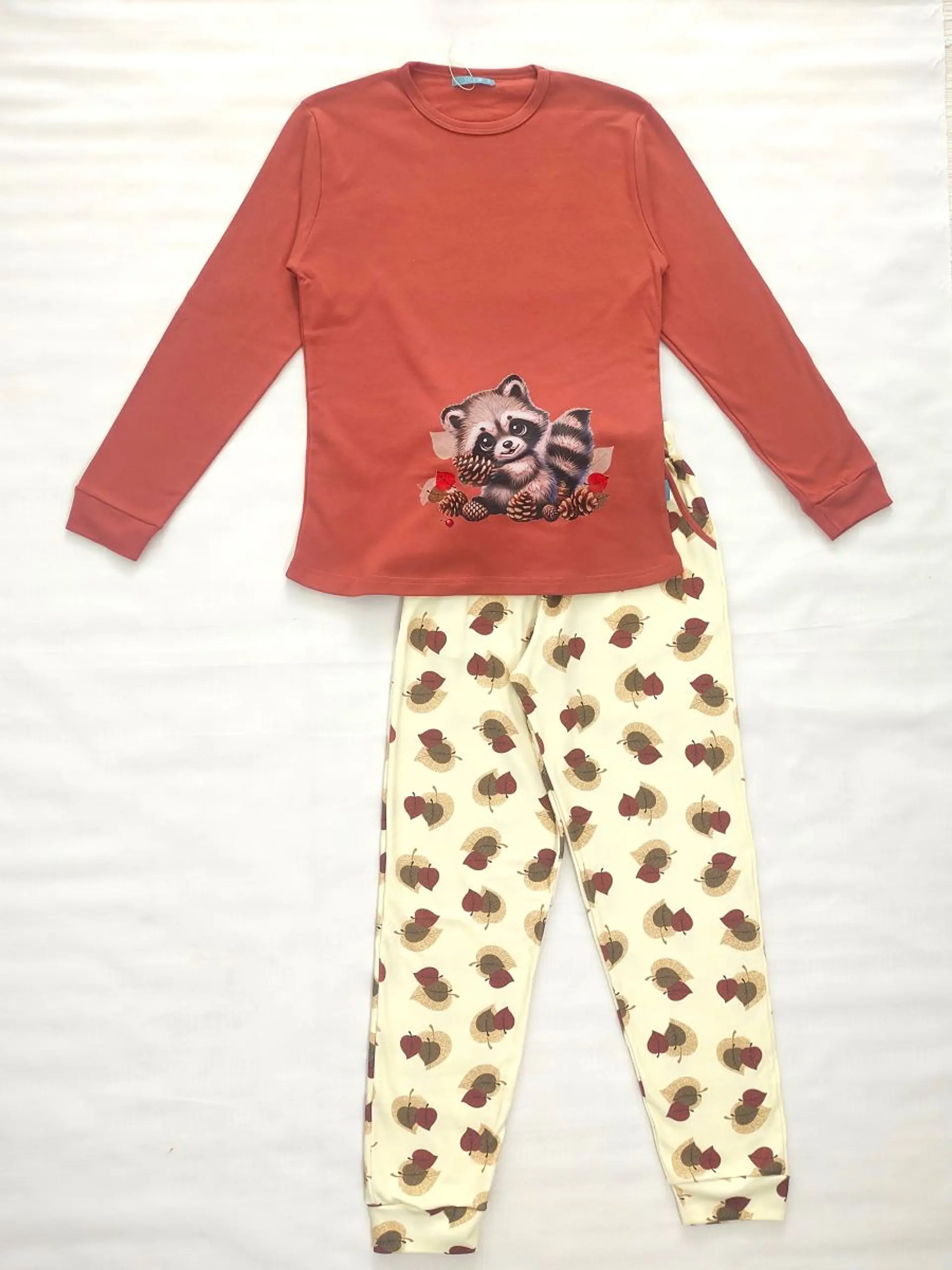 Pijama de Senhora com Guaxinim – Conforto e Charme de Outono 3