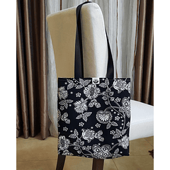 Tote Bag Reversível Preta com Flores Brancas