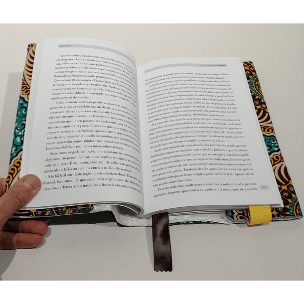 Capa para Livro Universal -Tecido Capulana Verde e Castanho |  UGlowDifferent - Acessórios exclusivos e artesanais feitos 100% á mão.