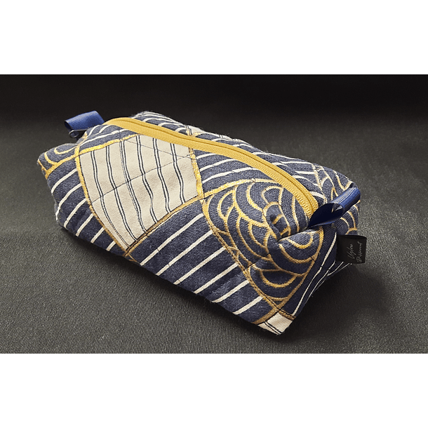 Estojo Box Azul e Dourado, totalmente Impermeavel por dentro |  UGlowDifferent - Acessórios exclusivos e artesanais feitos 100% á mão.
