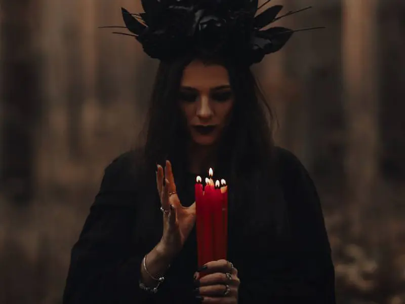 Para qué ocupan las velas rojas las brujas?