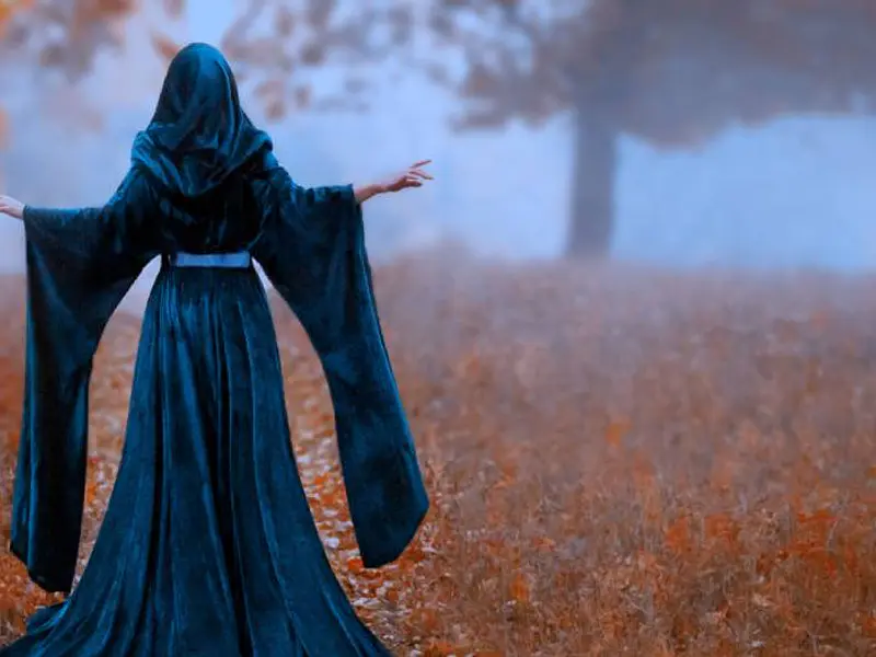 La capucha y las brujas