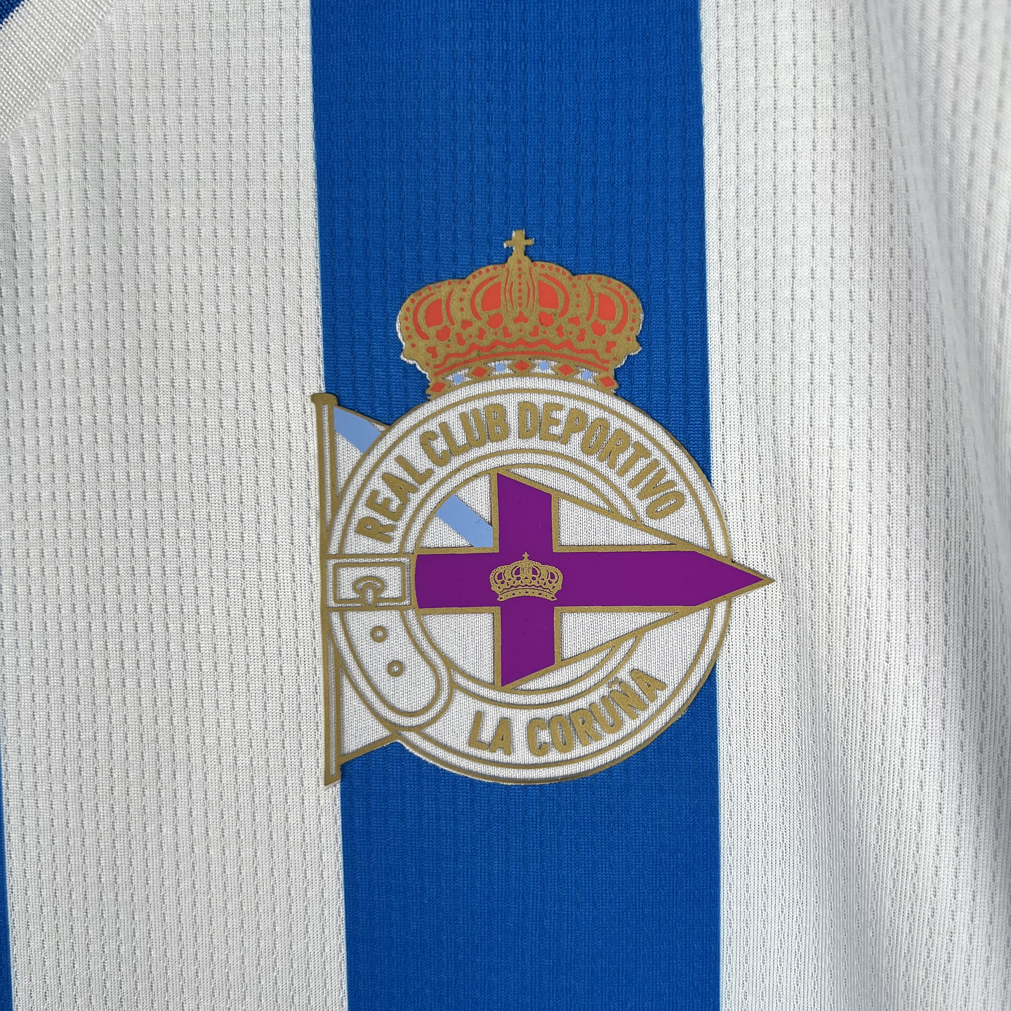 Deportivo Equipamento Principal 2023/24 3