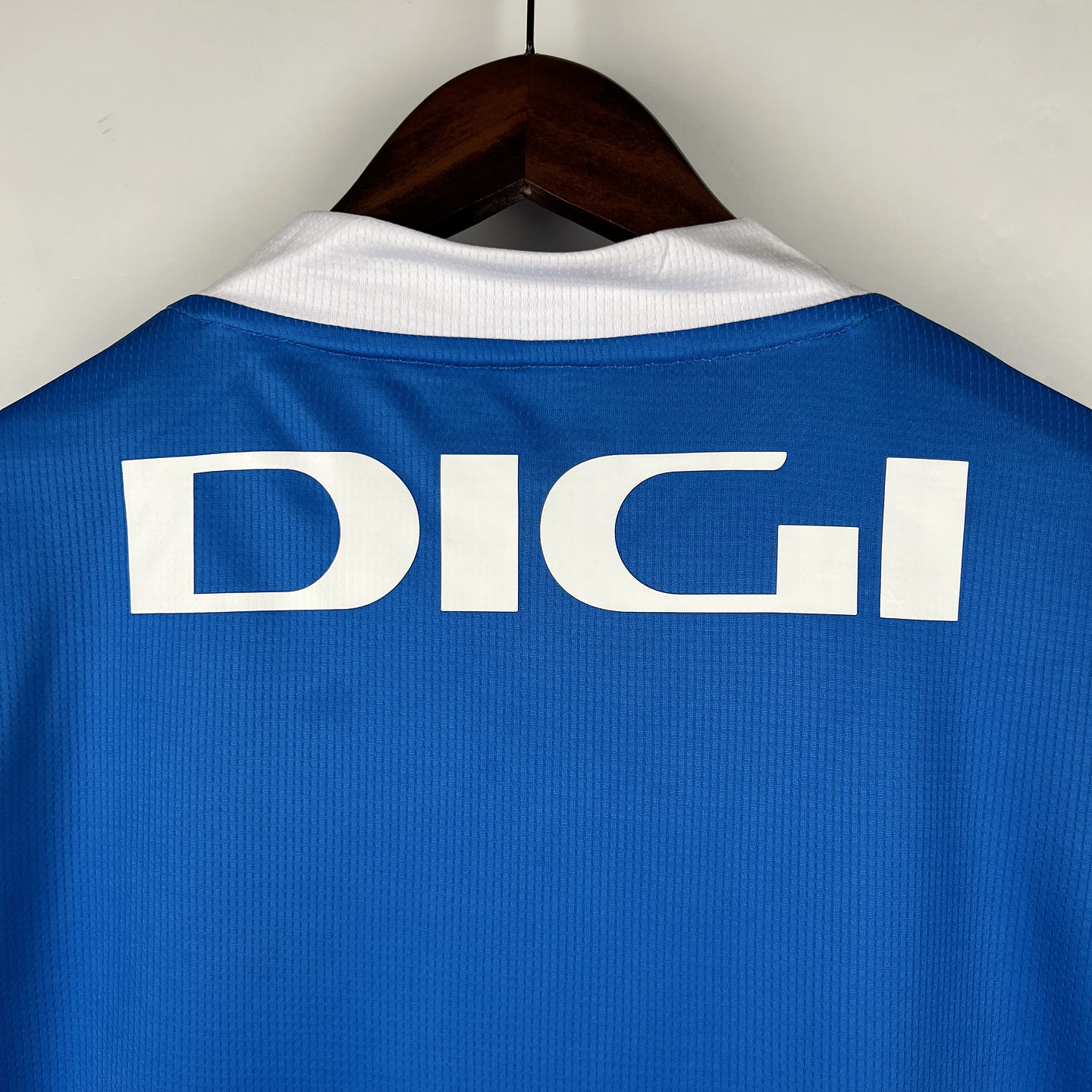 Deportivo Equipamento Principal 2023/24 6