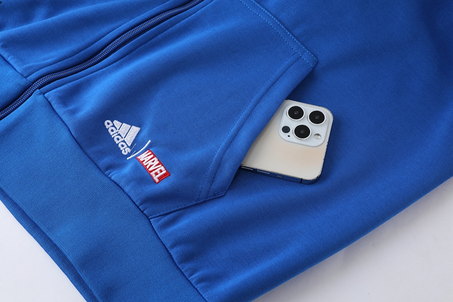 Real Madrid Avengers Fato de Treino c/ Capuz 6