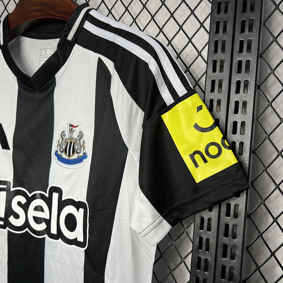 Newcastle Equipamento Principal 2024/25 7