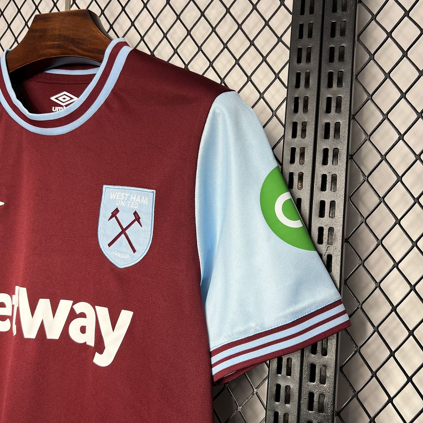 West Ham Equipamento Principal 2024/25 3