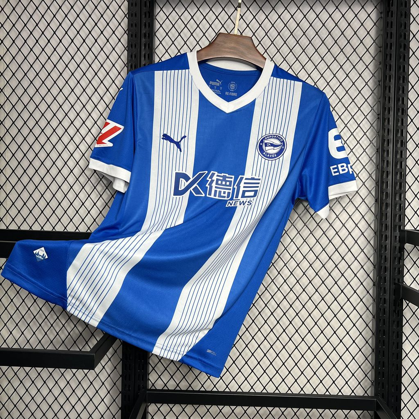Deportivo Alavés Equipamento Principal 2024/25 1