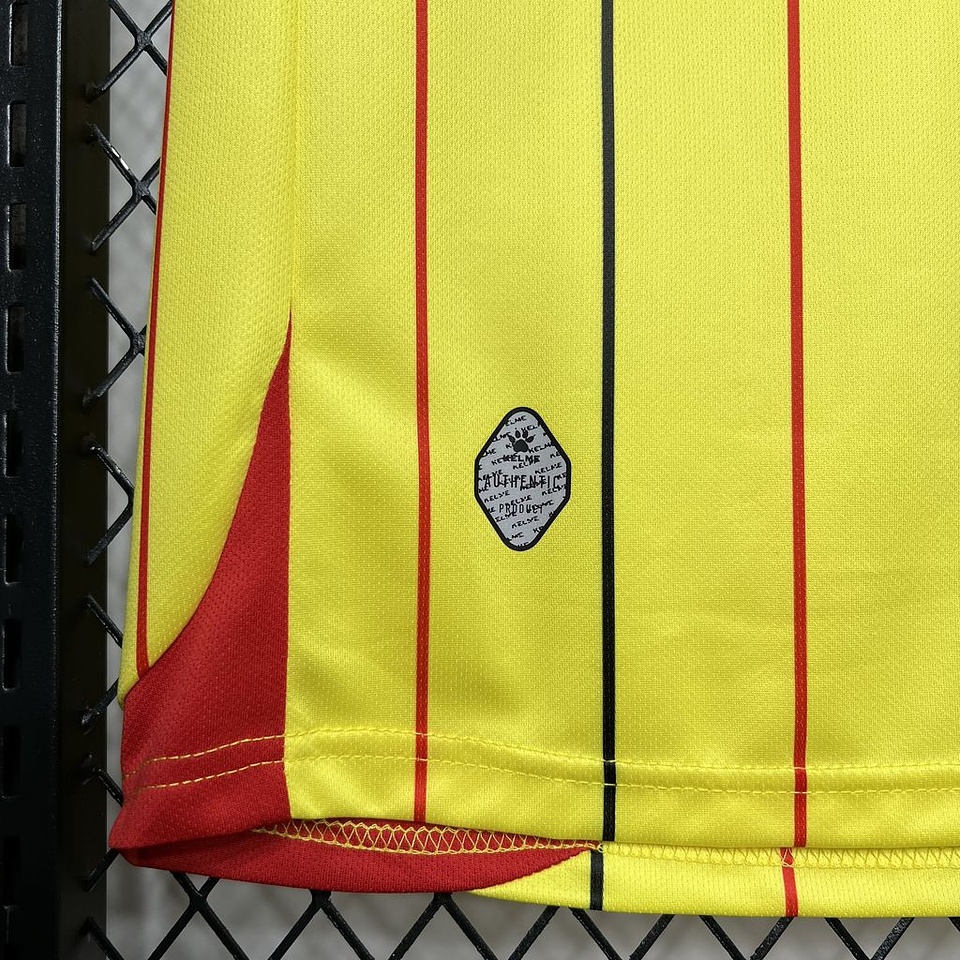 Watford Equipamento Principal 2024/25 6