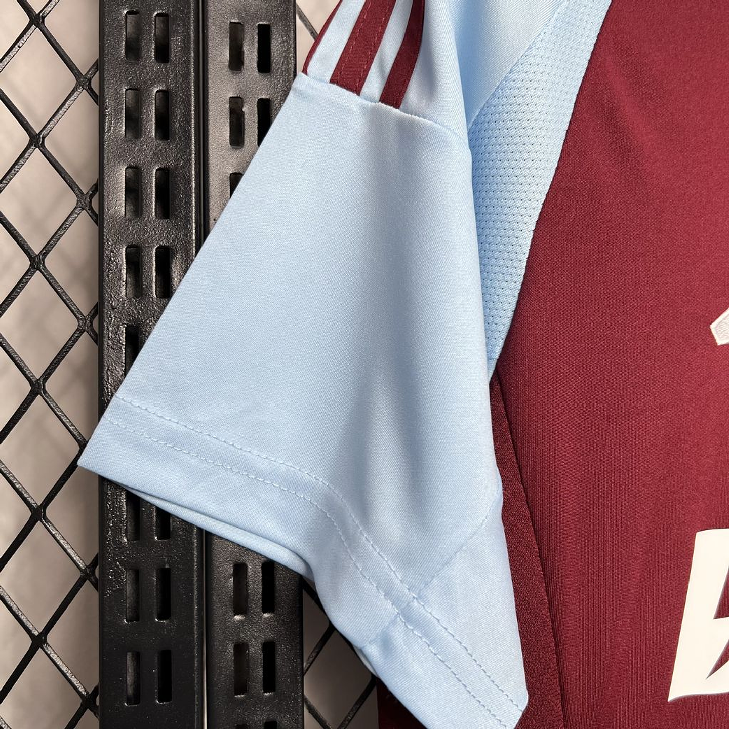 Aston Villa Equipamento Principal 2024/25 7