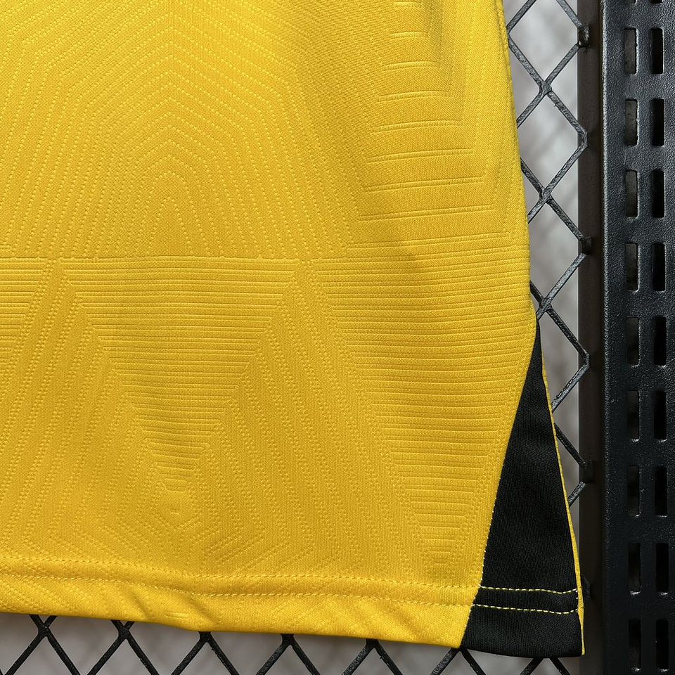 Wolves Equipamento Principal 2024/25 7