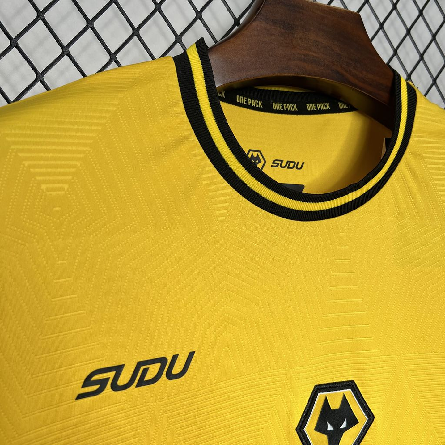 Wolves Equipamento Principal 2024/25 4