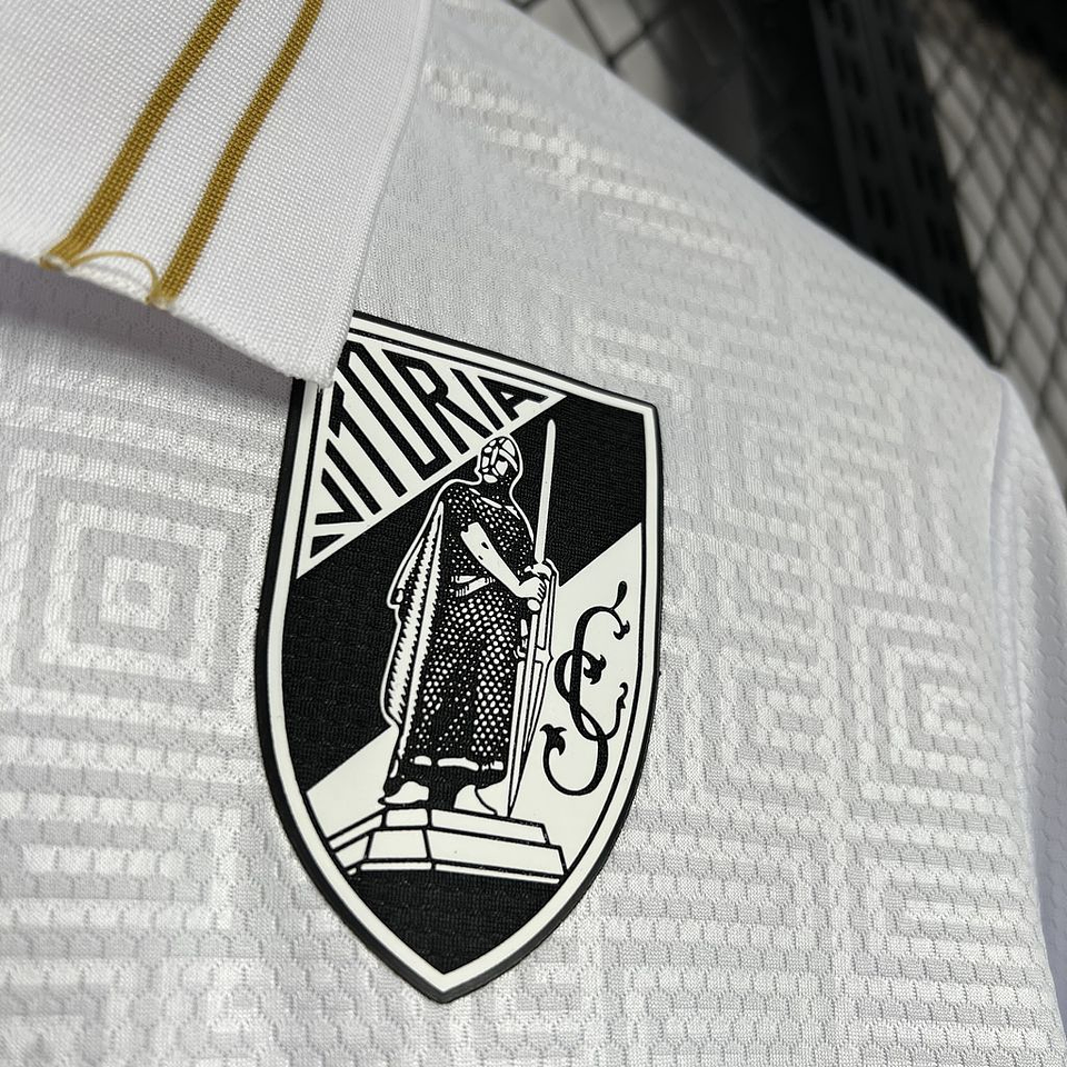 Vitória de Guimarães Equipamento Principal 2024/25 3