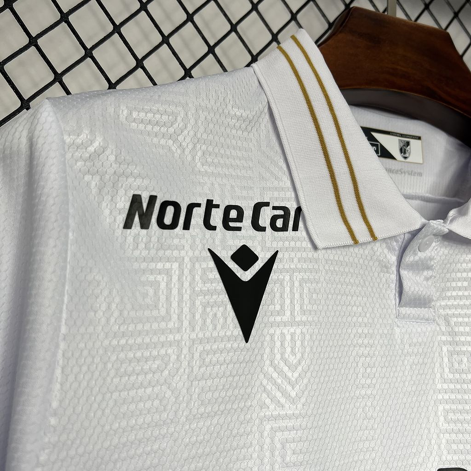 Vitória de Guimarães Equipamento Principal 2024/25 4