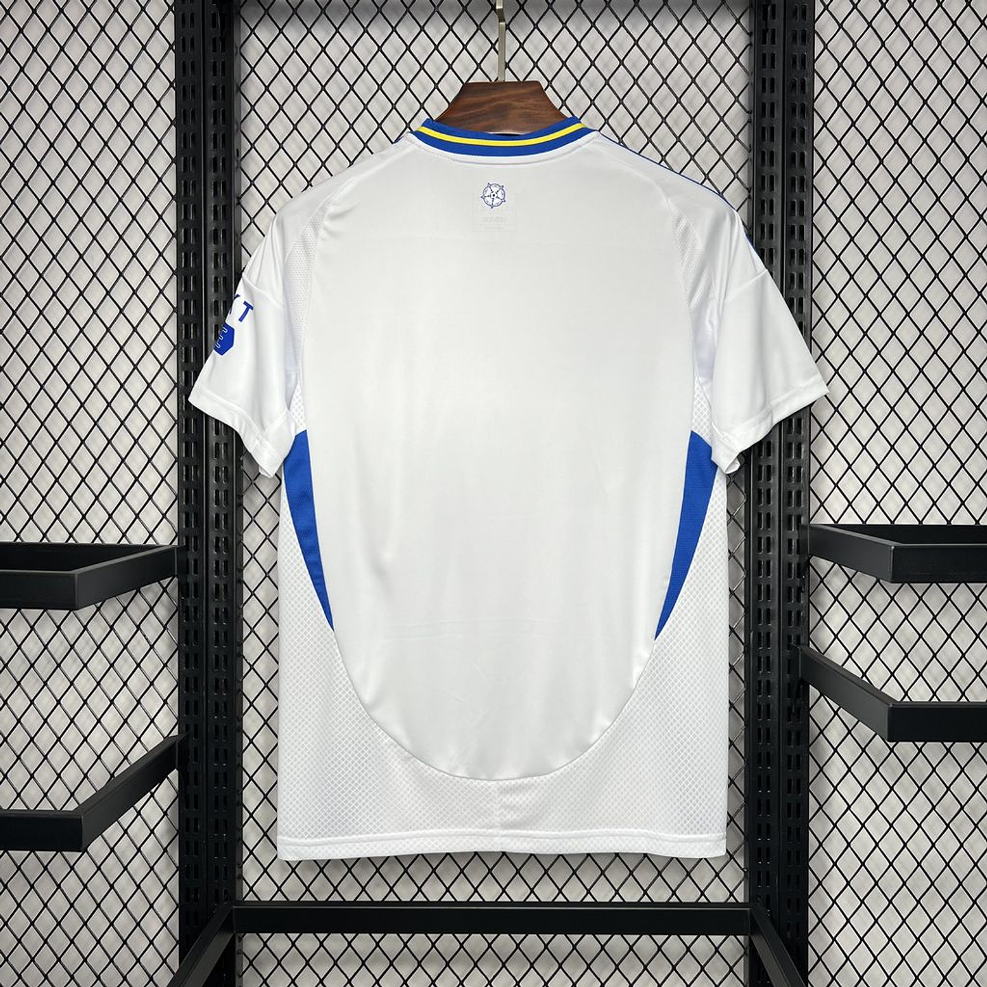 Leeds United Equipamento Principal 2024/25 2