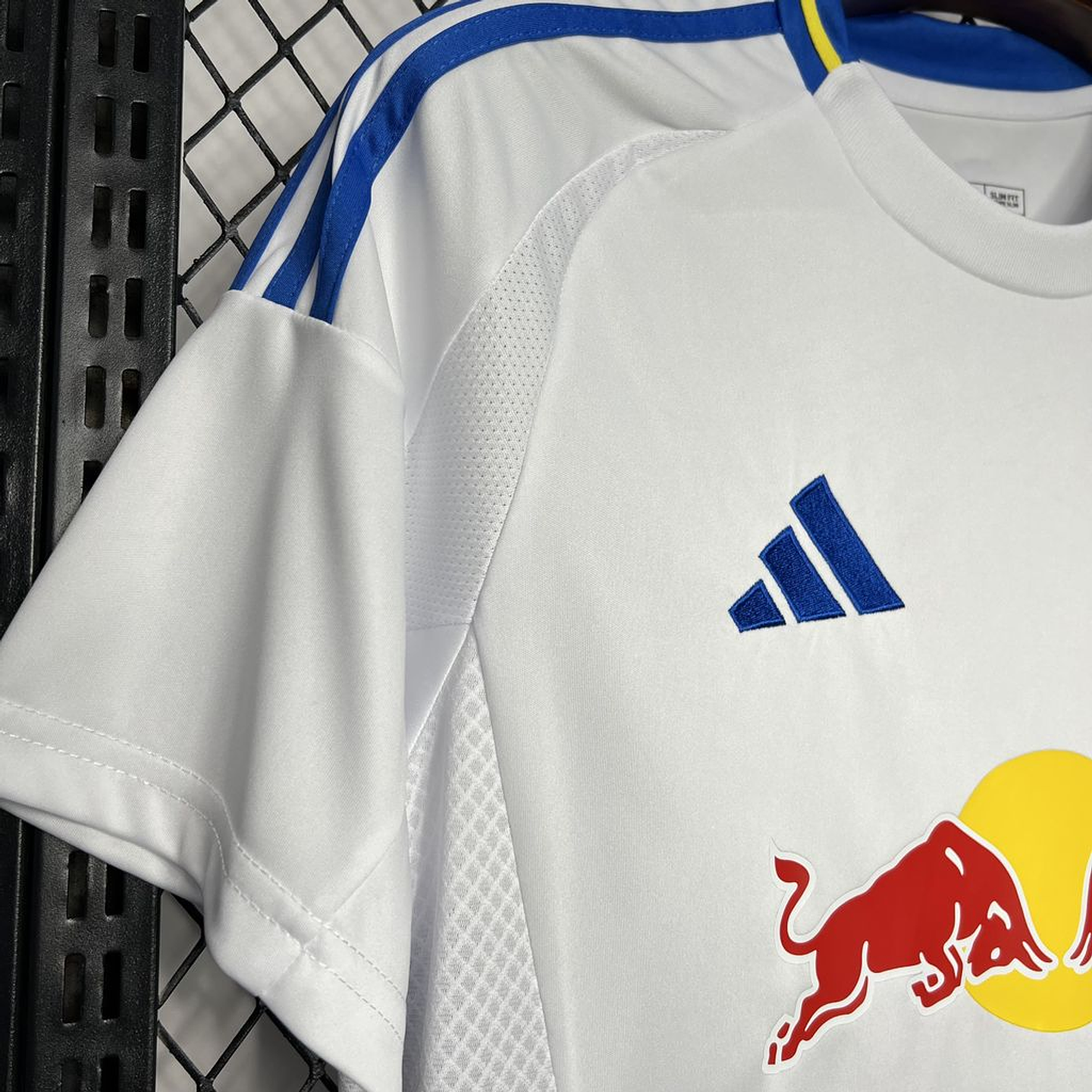 Leeds United Equipamento Principal 2024/25 4