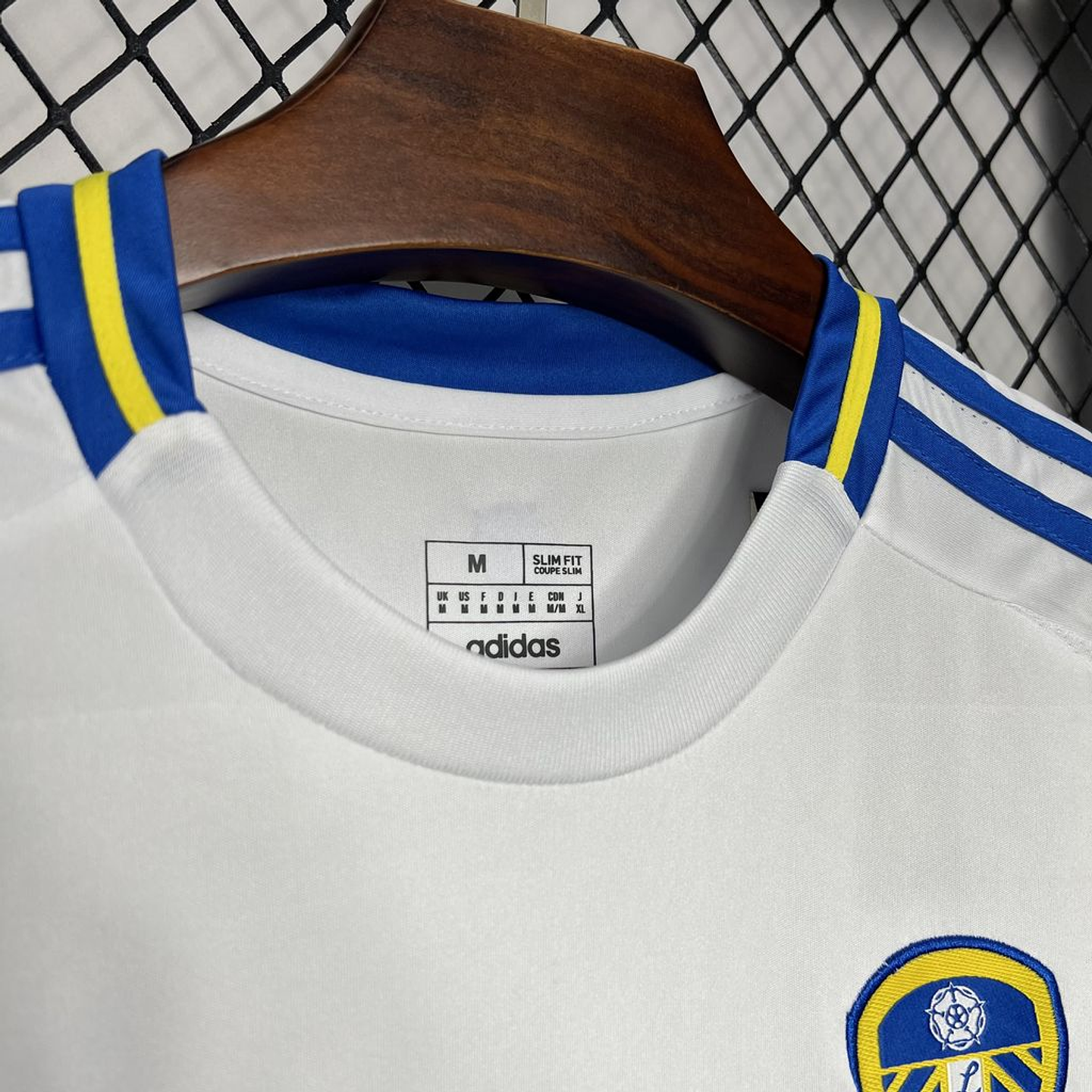 Leeds United Equipamento Principal 2024/25 5