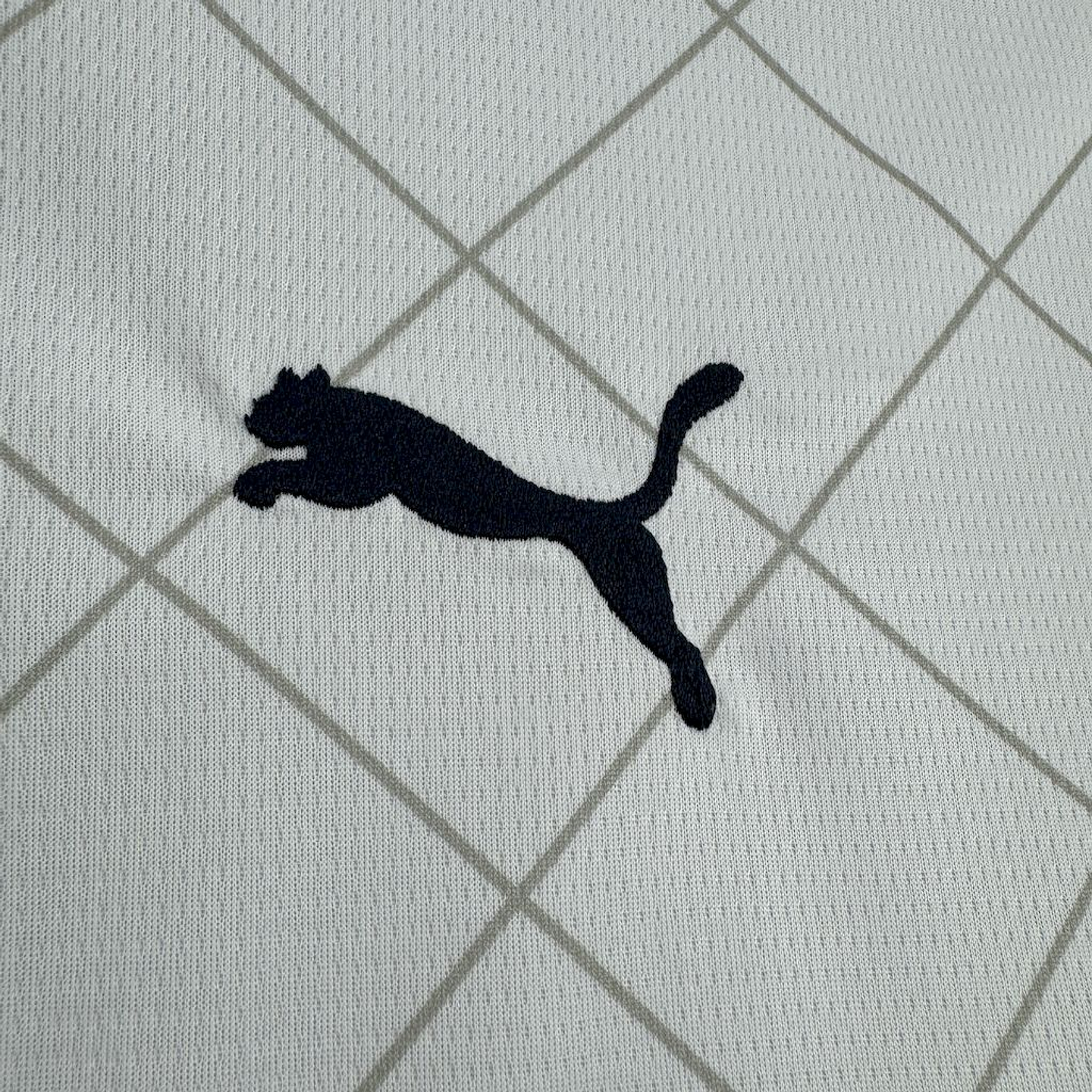 FC Famalicão Equipamento Principal 2024/25 4