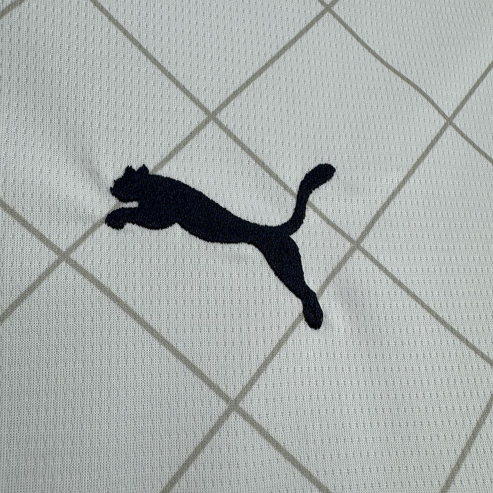 FC Famalicão Equipamento Principal 2024/25 4