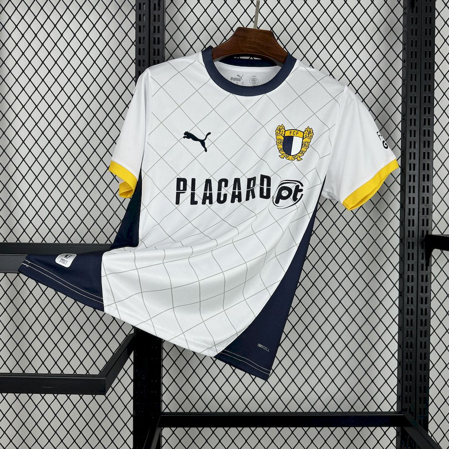 FC Famalicão Equipamento Principal 2024/25 1