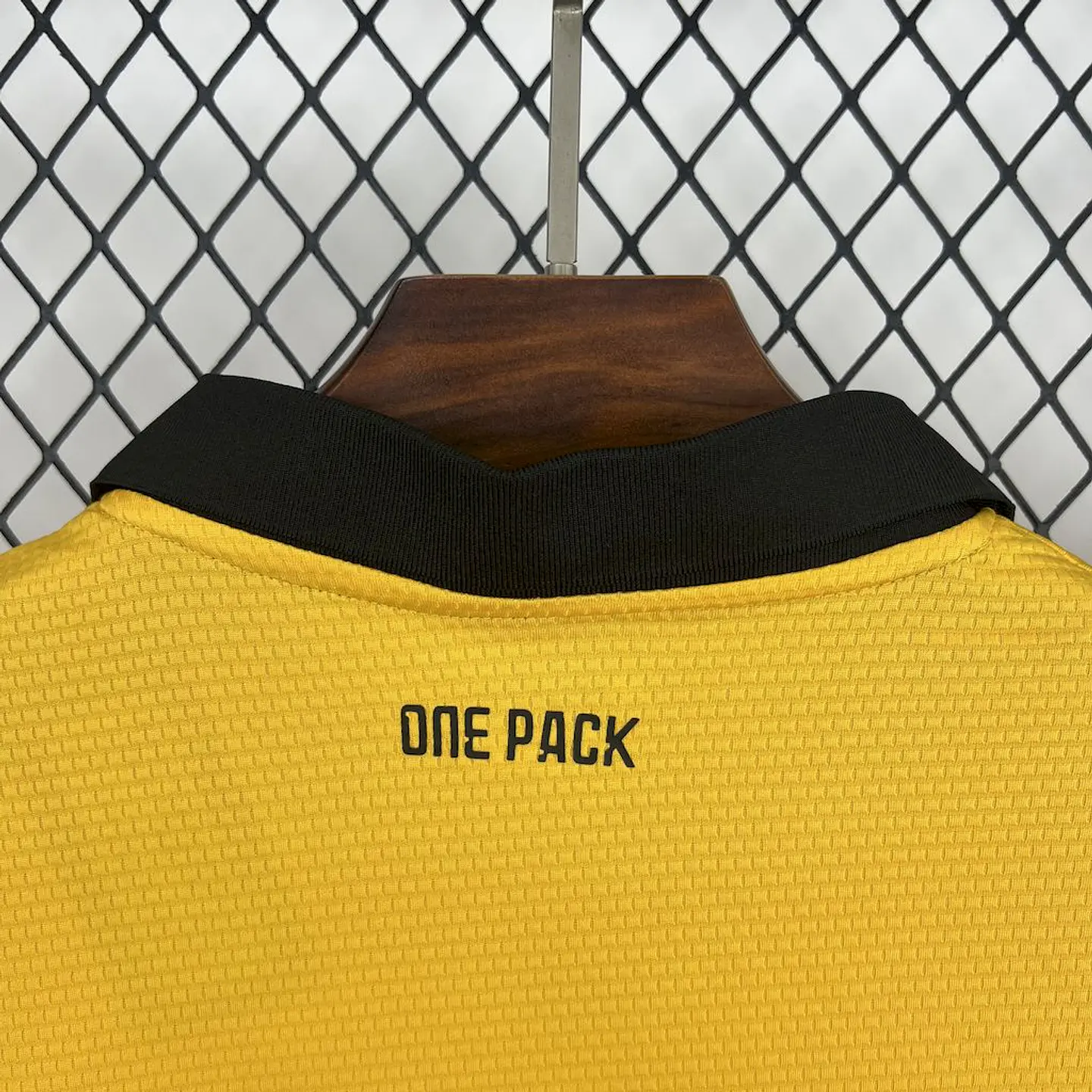 Wolves Equipamento Principal 2025/26 6