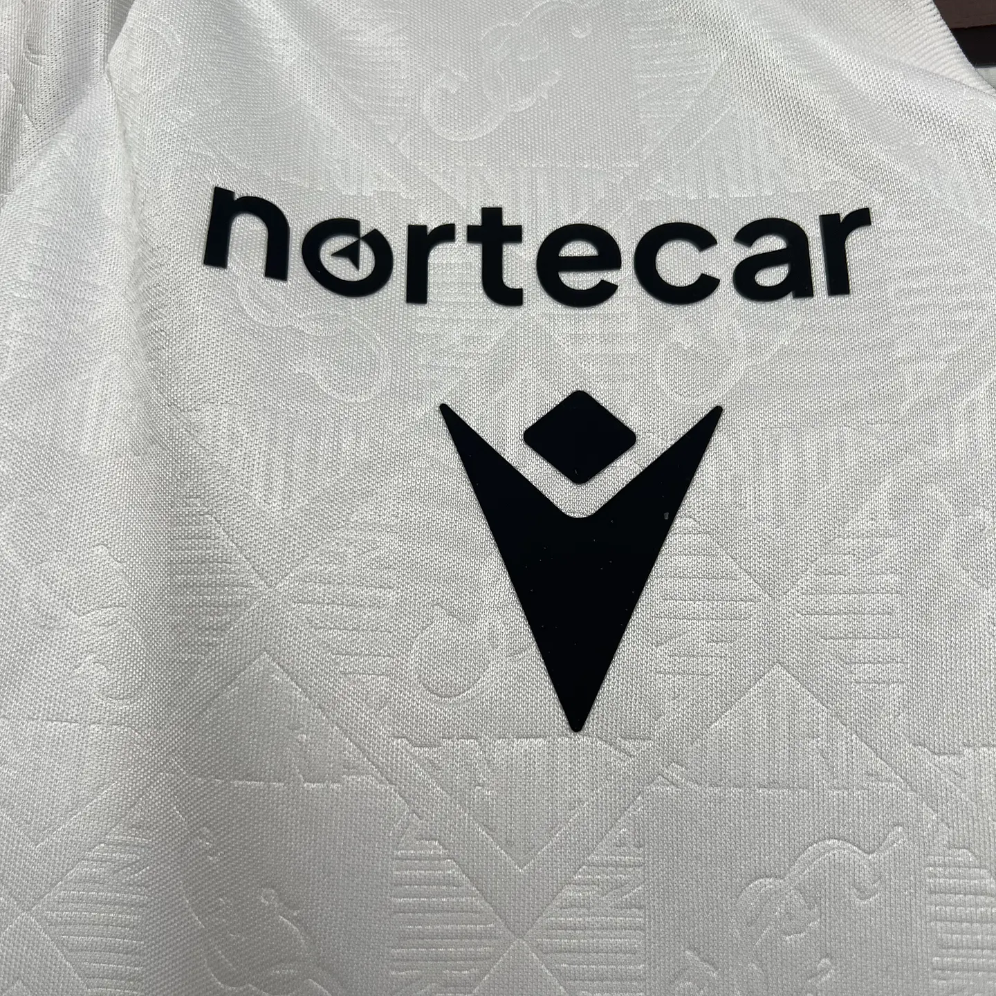 Vitória de Guimarães Equipamento Principal 2025/26 4