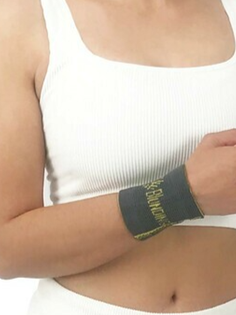 MUÑEQUERA DE BAMBU 1