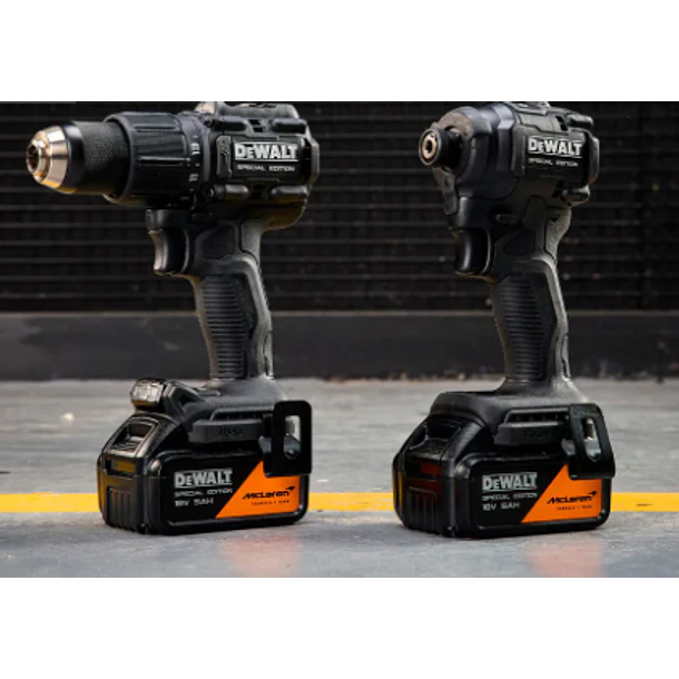 TALADRO PERCUTOR MCLAREN 20V XR DCD806 + PISTOLA IMPACTO DCF850 + 2 BATERIAS 5AH + CARGADOR + KITBOX TSTAK IIDCK2222MP2T-B3 2