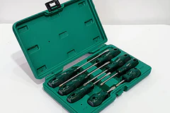 JGO DESTORNILLADORES SATA (MANGO ACETATO) 8PZ, CAJA PLASTICA  ST09306SJ