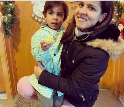 Foto da fundadora Michelle Costa com seu filho atipico