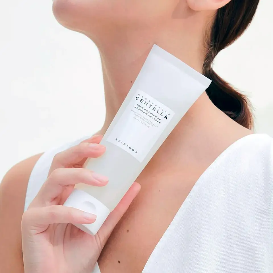 Madagascar Centella Tone Brightening Cleansing Gel Foam (SKIN1004) -125ml Espuma limpiadora calmante y aclarante 2